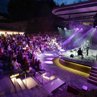 Künstler auf der Bühne beim Blues & More Festival 2025
