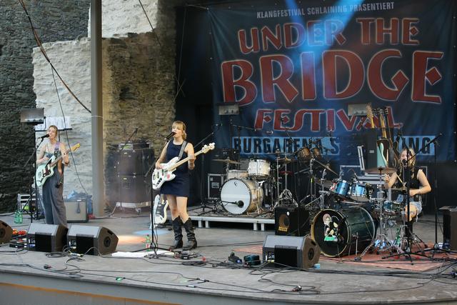 Auftritt der Indie-Rock-Band lovehead beim Under-the-Bridge-Festival 