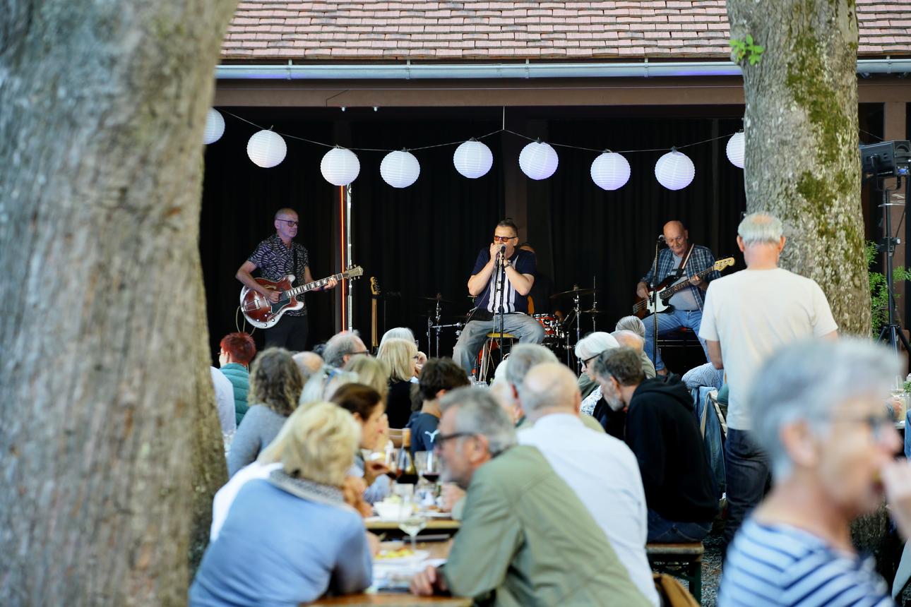 Backdoor Blues Band auf der Bühne im Burghof mit Publikum