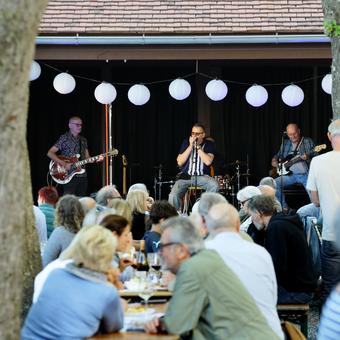 Backdoor Blues Band auf der Bühne im Burghof mit Publikum