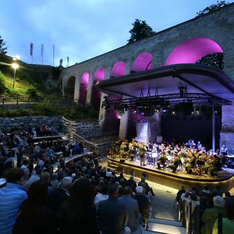 Militärmusik Burgenland auf der Bühne in der Burgarena Schlaining