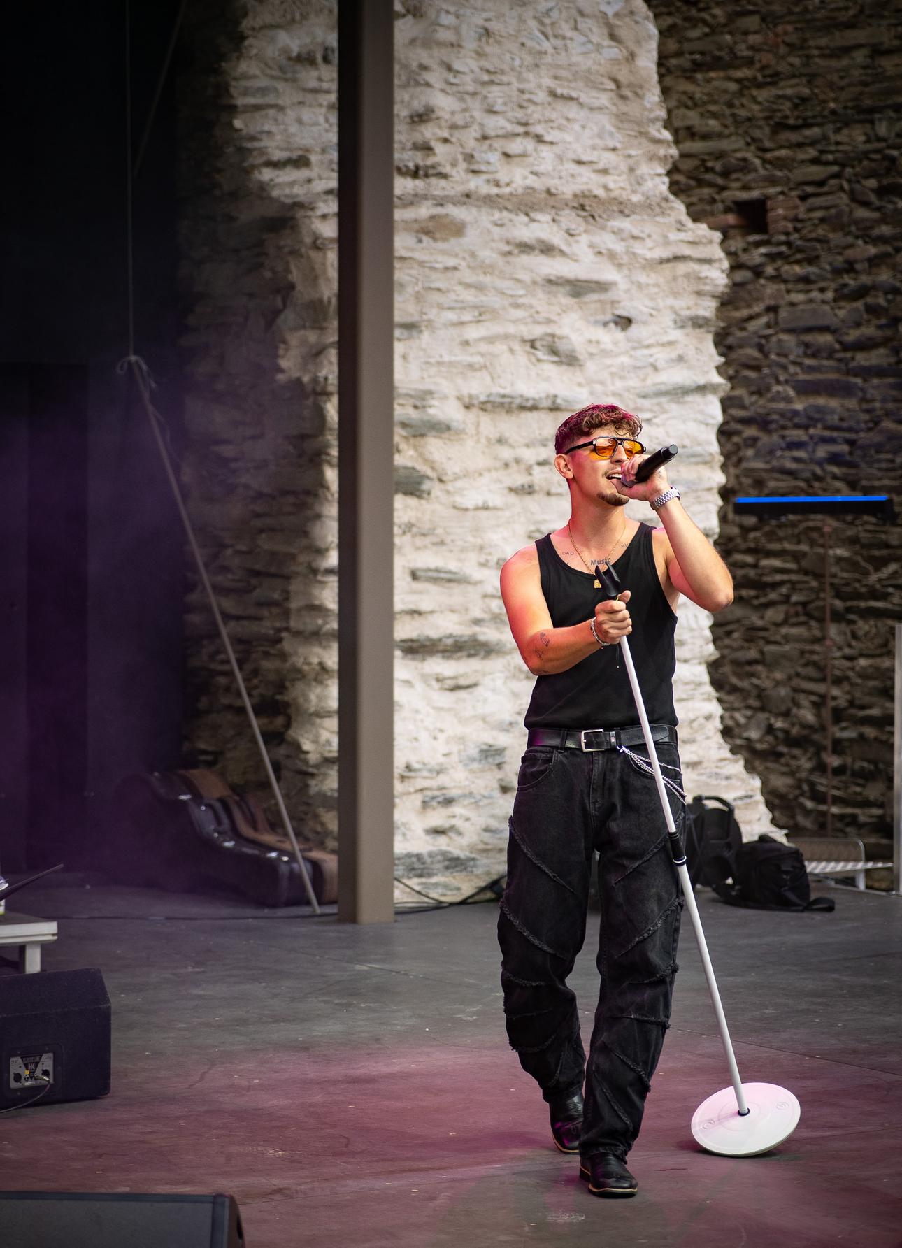 Auftritt des Sängers Didithereal beim Under-the-Bridge-Festival 