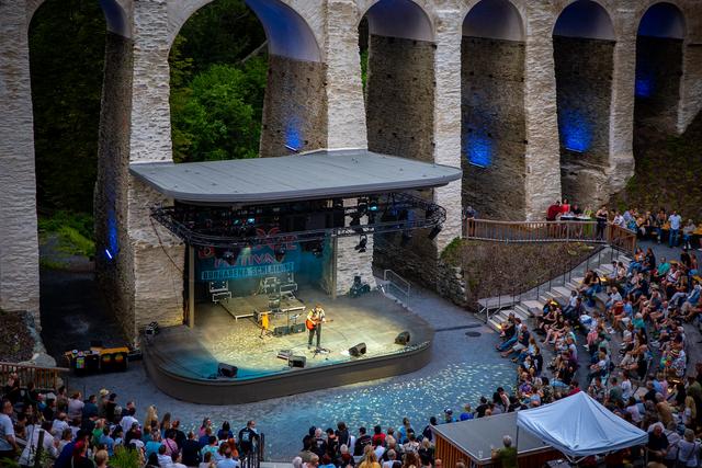 Auftritt des Musikers Max Schabl beim Under-the-Bridge-Festival 