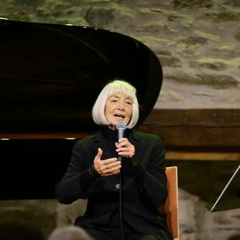 Erika Pluhar auf der Bühne im Granarium