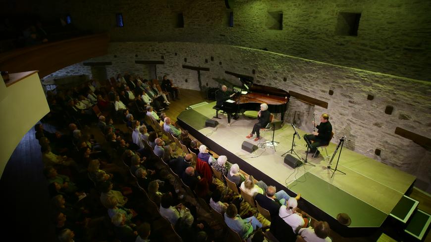 Konzert von Erika Pluhar mit Pianist Roland Guggenbichler und Klarinettist Matthias Schorn