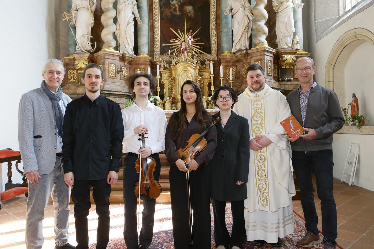 Ensemble mit Pfarrer, Eventmanager Werner Glösl und Intendant Gerhard Krammer