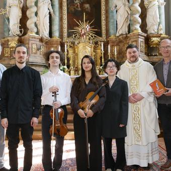 Ensemble mit Pfarrer, Eventmanager Werner Glösl und Intendant Gerhard Krammer