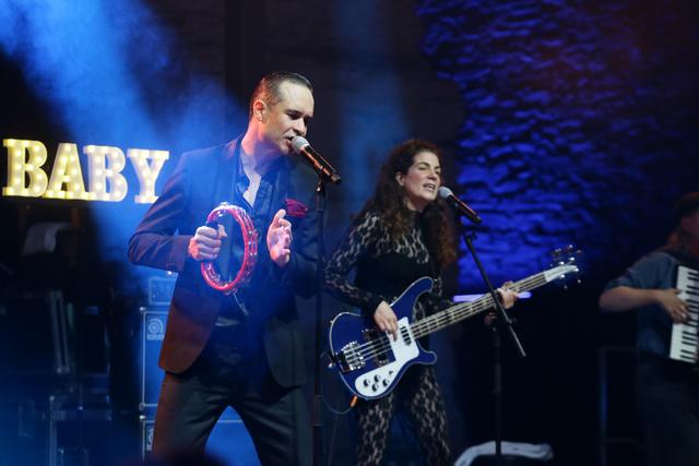 Auftritt des Sängers David Kleinl mit der Band Tanz Baby! 