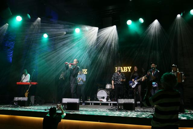 Auftritt des Sängers David Kleinl mit der Band Tanz Baby! 