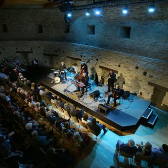 Roman Grinberg auf der Bühne im Granarium beim KLANGherbst 2025