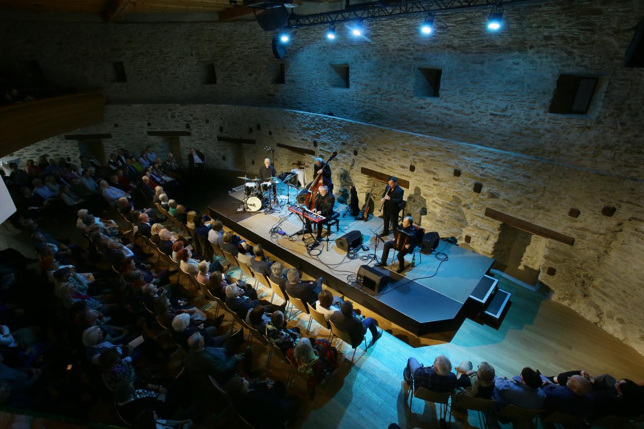 Roman Grinberg auf der Bühne im Granarium beim KLANGherbst 2025