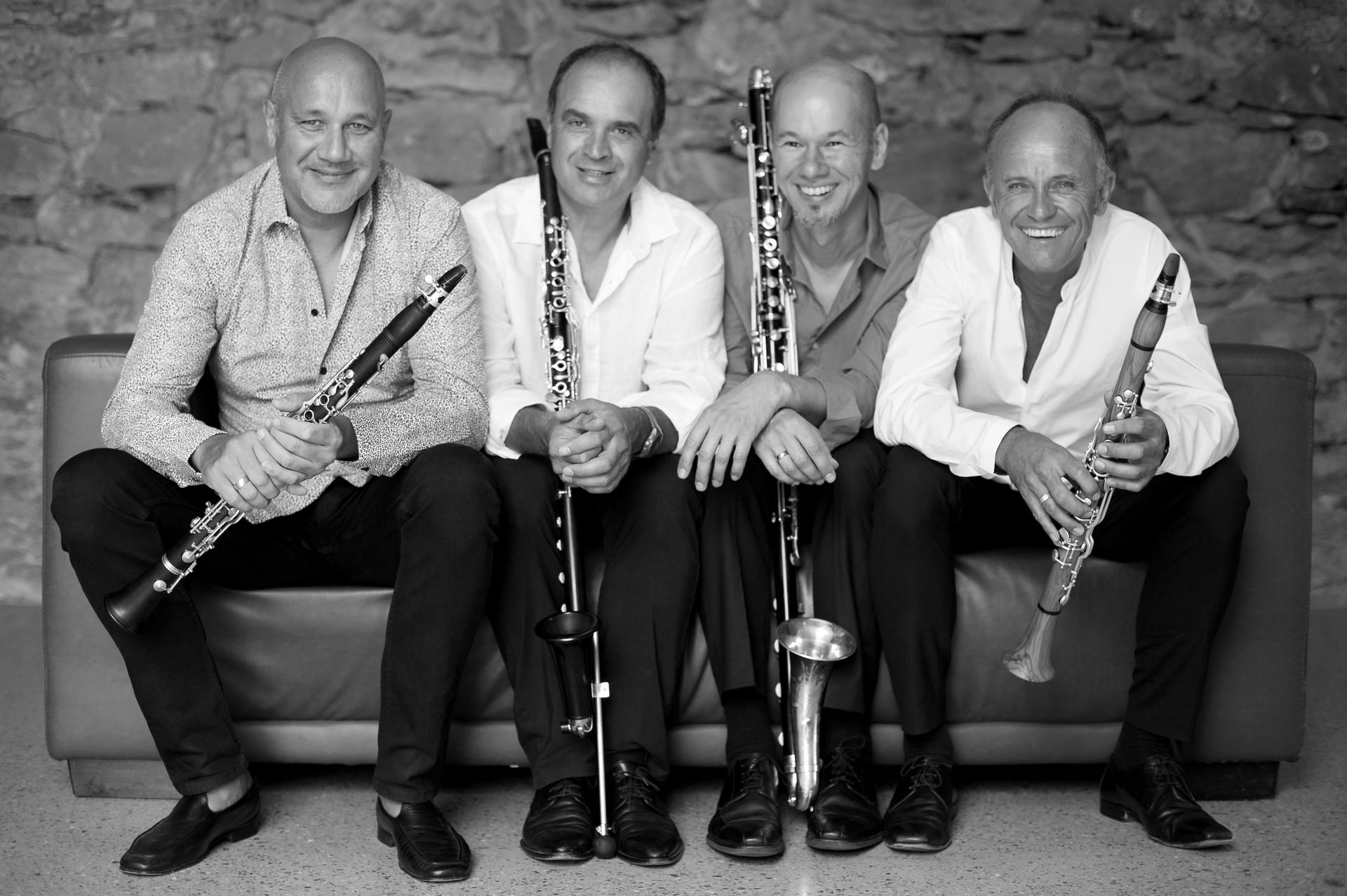 Vienna Clarinet Connection mit Instrumenten am Bild